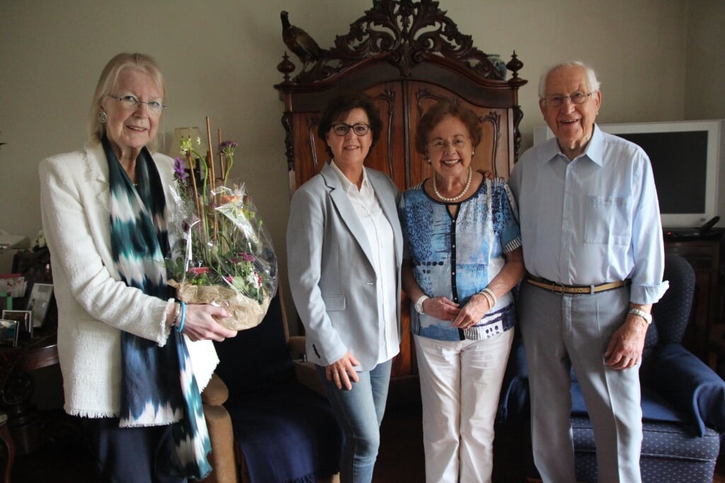 Het echtpaar Dijkshoorn, hier met dochter Marjolein, kreeg thuis in Nootdorp de burgemeester op visite.