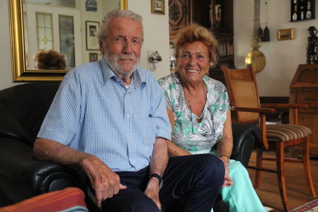 Thea en Henk Diederik genieten volop van het leven. Na meer dan zestig jaar kunnen ze het nog altijd goed rooien met elkaar.