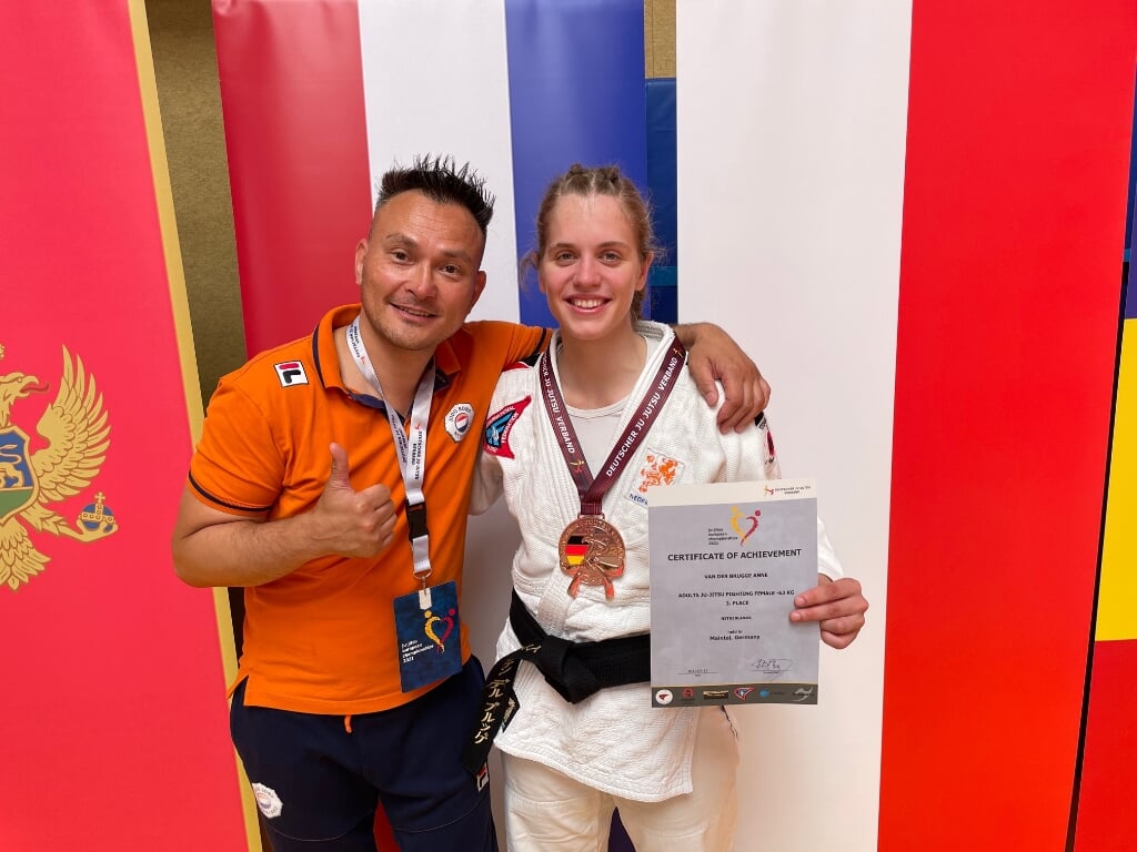 Anne van der Brugge met haar trainer John Zwalve