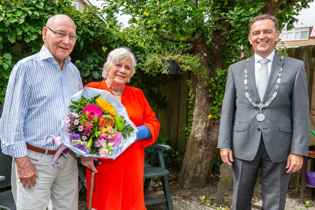 Bloemen voor het 60-jarige bruidspaar Tideman-van Mameren. Foto: Patricia Munster