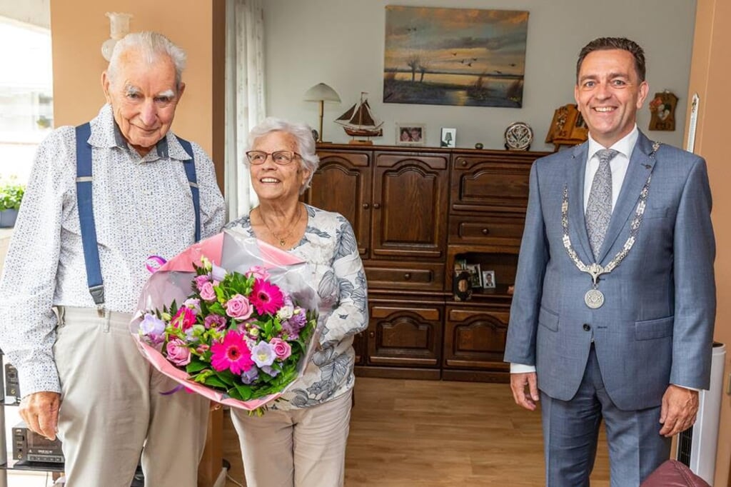 Burgemeester Bezuijen bezocht 65-jarige bruidspaar Hofstede-Dekker.