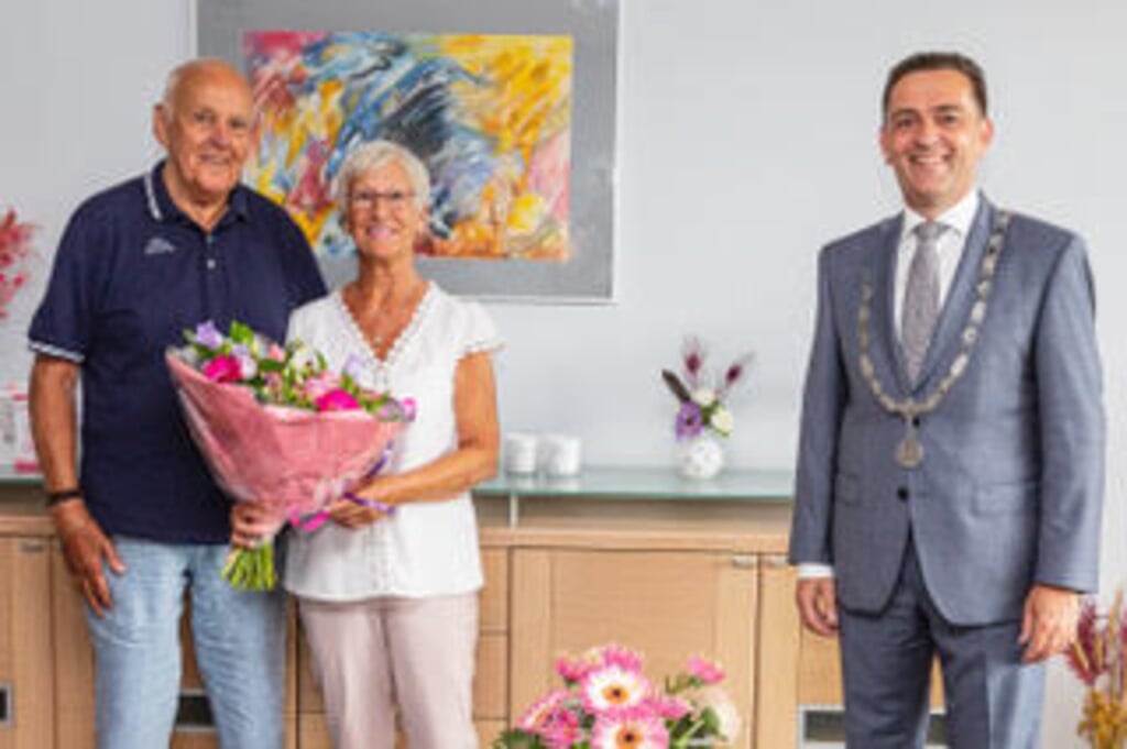 Burgemeester Bezuijen heeft een bezoek gebracht aan het 60-jarige bruidspaar Kappetein-Rietkerk.
