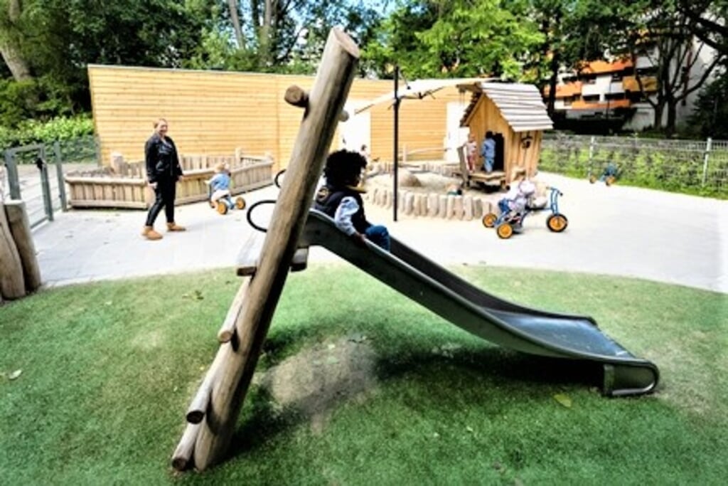 Het speelplein van het nieuw gebouwde Kindcentrum Trampoline in de wijk Duivenvoorde (foto: pr Vlietkinderen).