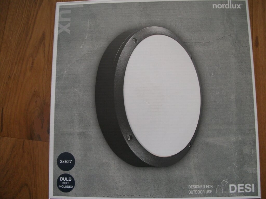 Nieuw in doos plafond lamp voor badkamer zwarte rand