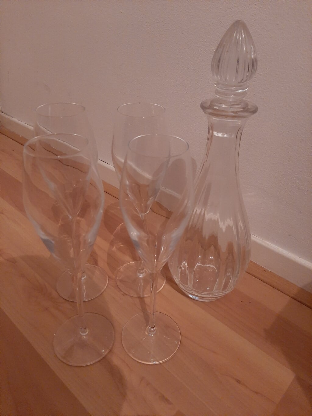Karaf met 4 wijn- / champagneglazen