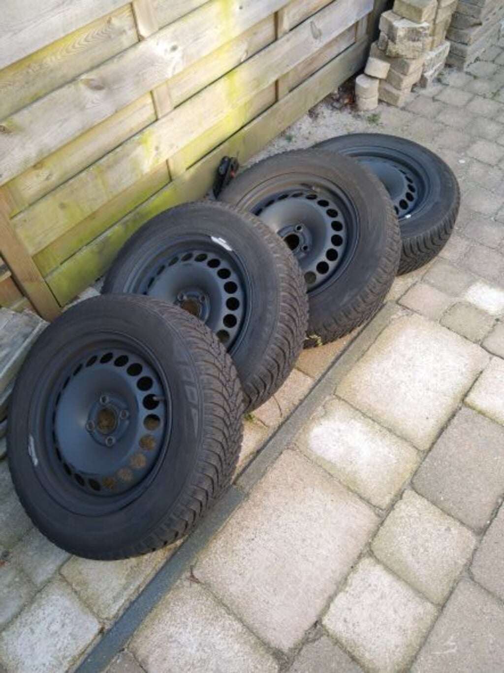 4x winterband met velg en sensor en standaard