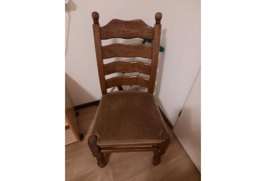 gevraagd oude/ antiek eetkamer stoelen