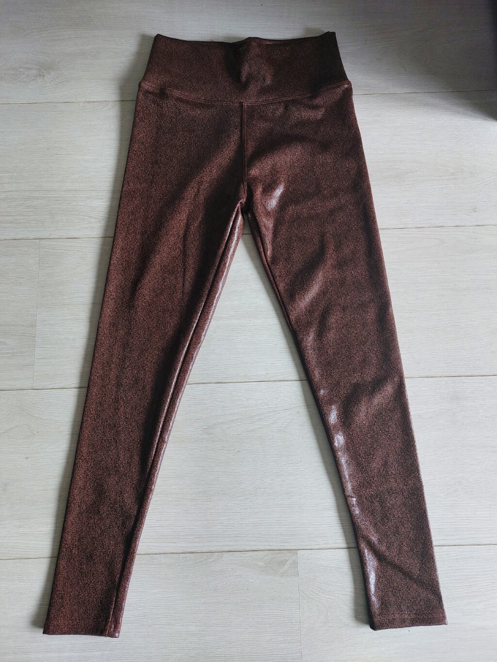 Bruine Legging met leatherlook van Yu &amp; Me - Maat M/L