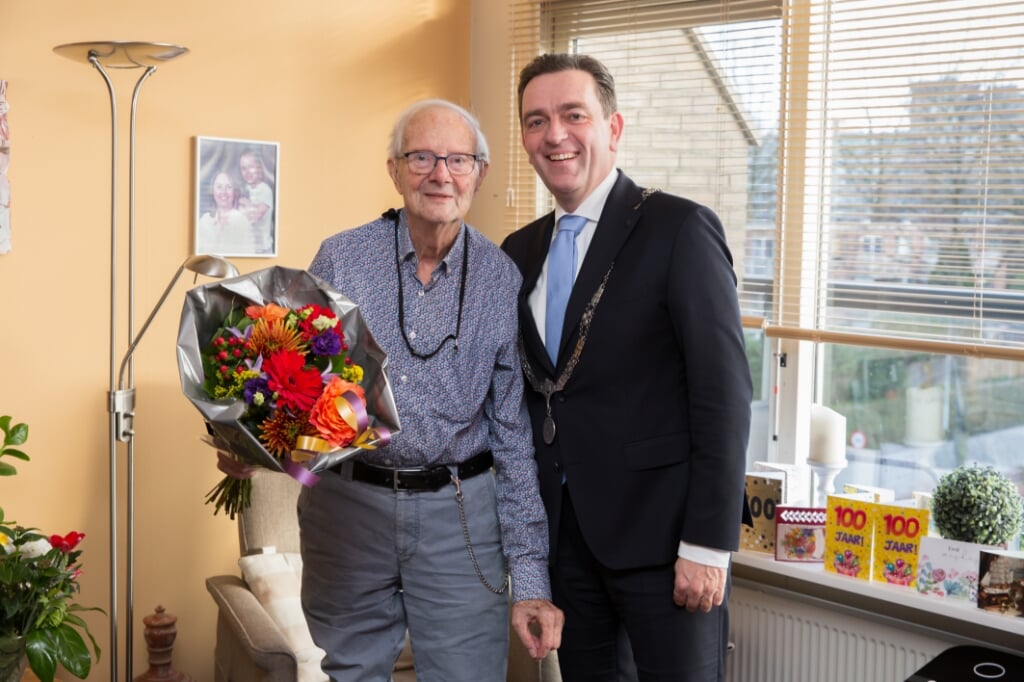 Burgemeester Bezuijen heeft een bezoek gebracht aan de 100 jarige heer Van der Meer.
