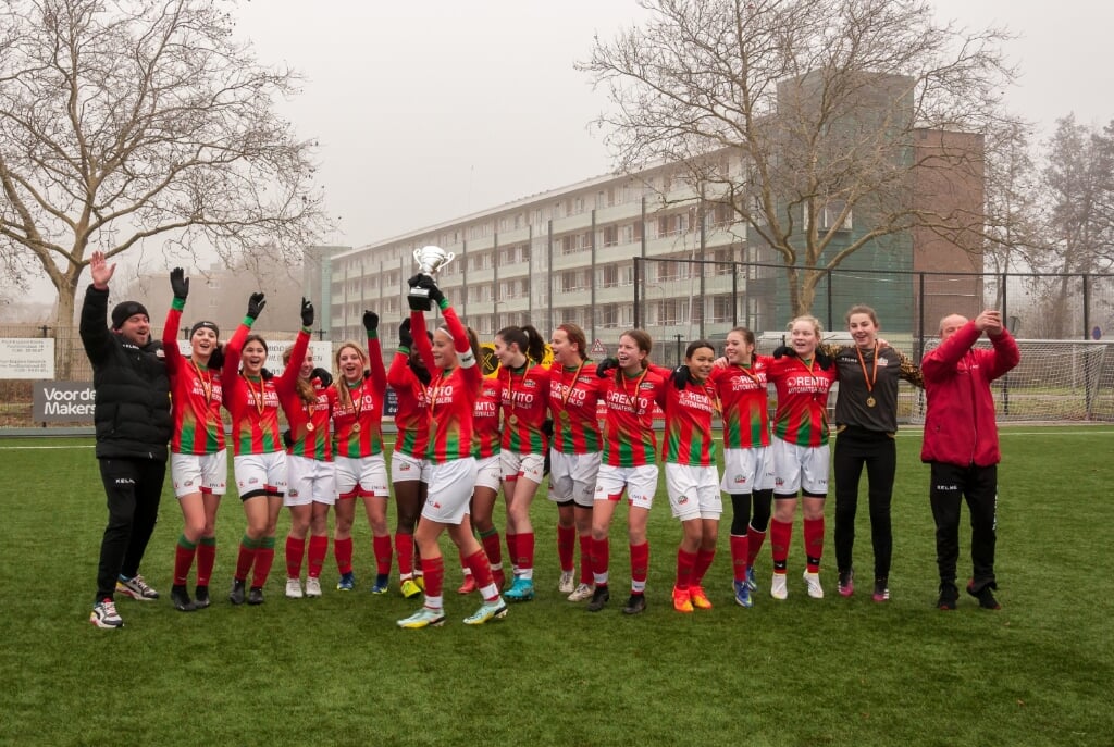 De dames voetbal ploeg van dso zijn in de hoofdklasse kampioen geworden in de Meiden onder 17 categorie. Hiermee plaatsen ze zich voor de landelijke 1e divisie. 