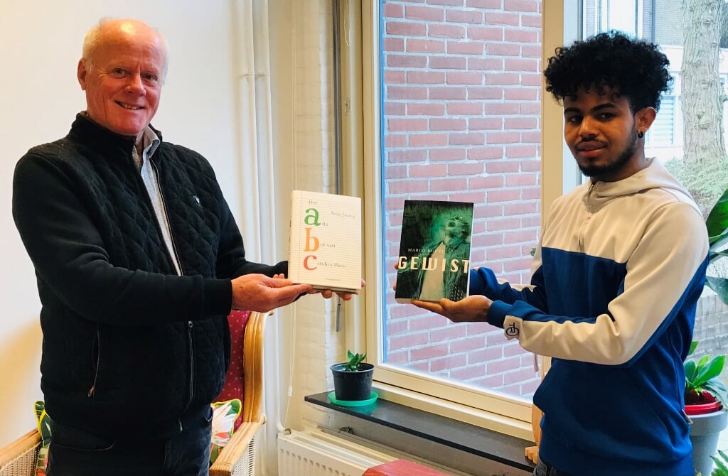  Overhandiging van boeken door voorzitter Martin van der Heijden aan leerling Fnan!