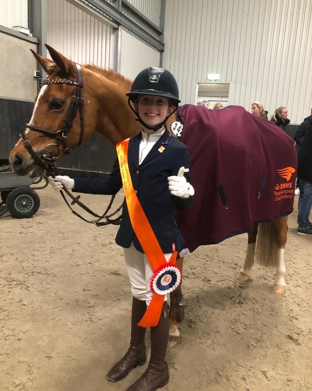 Mesina den Tuinder is kampioen geworden in Zuid-Holland in de klasse L/C 80 cm. Dit resultaat behaalde ze samen met haar pony Candy. Dit betekent dat ze 19 maart naar het NL in Ermelo mag. Succes Mesina en trainer Jordy Duijndam!