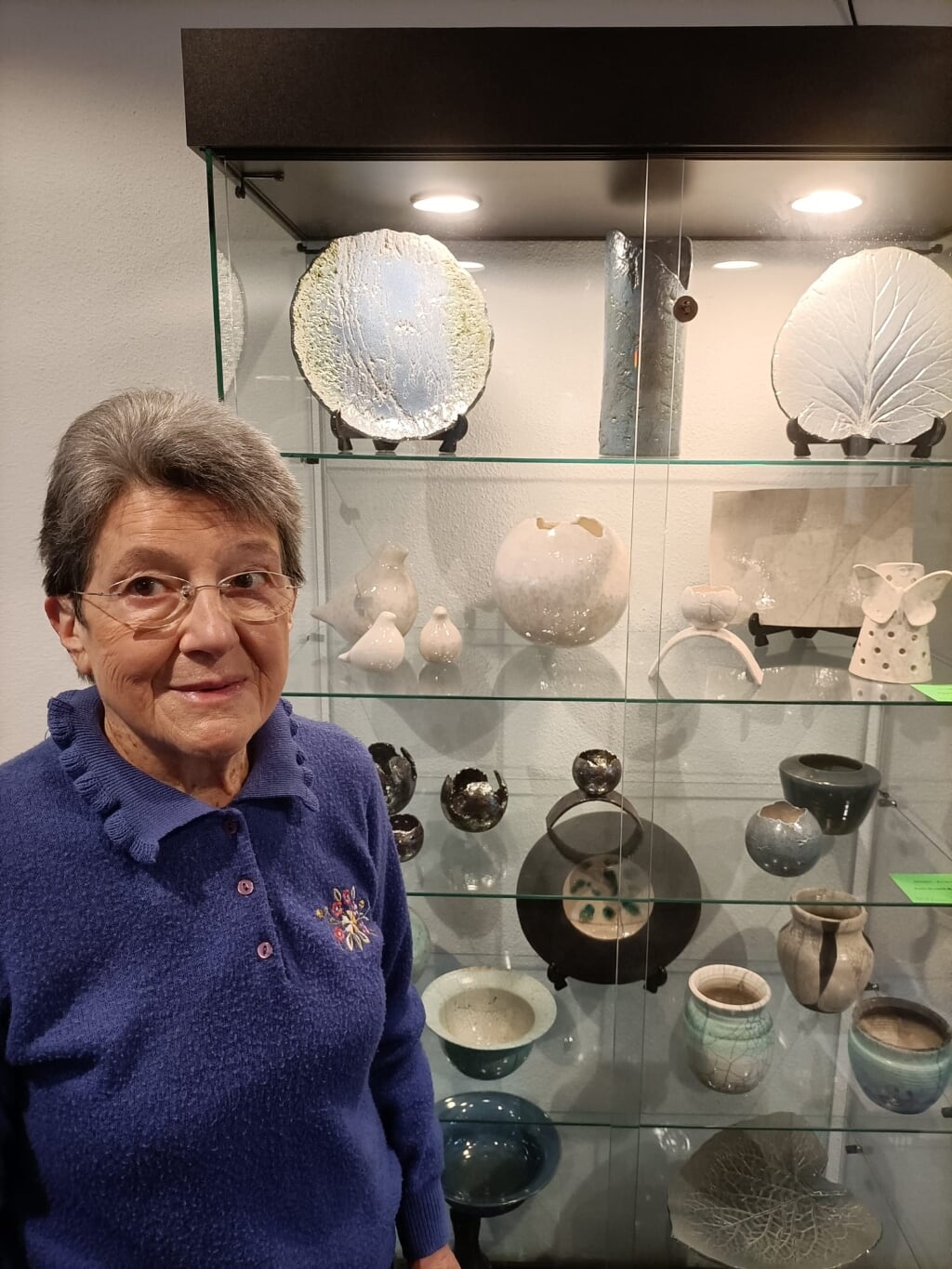 Piera Hoyinck bij haar keramische voorwerpen.