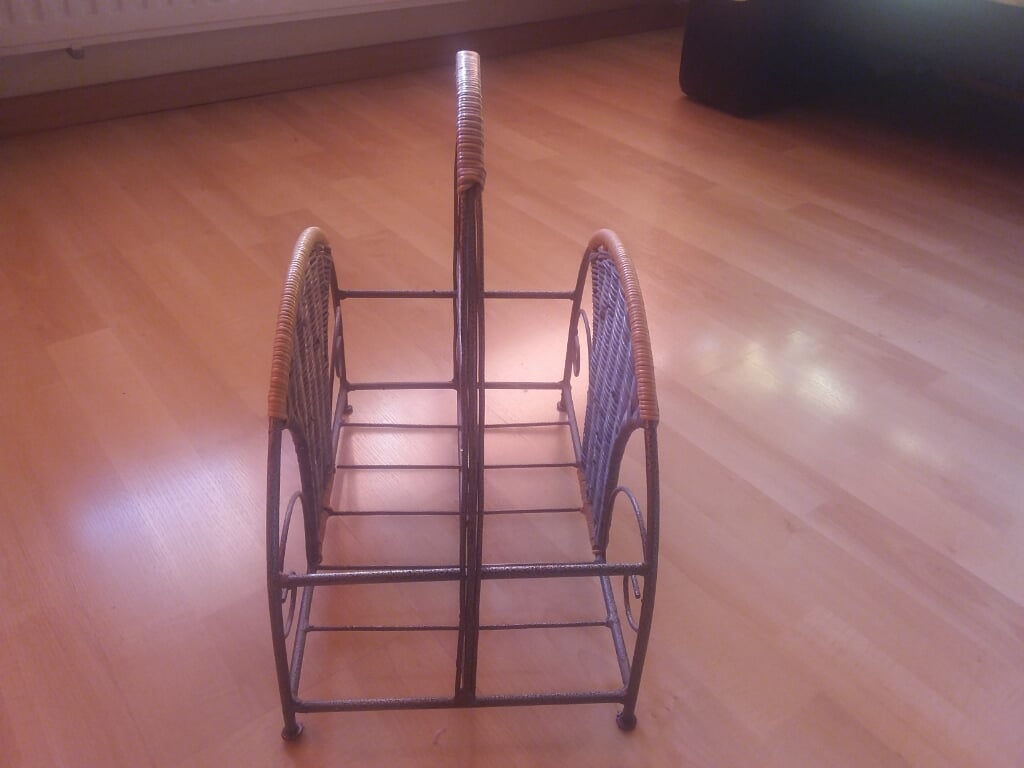 Mooie METALEN LECTUUR-MAND! Met Rotan Zij-kanten