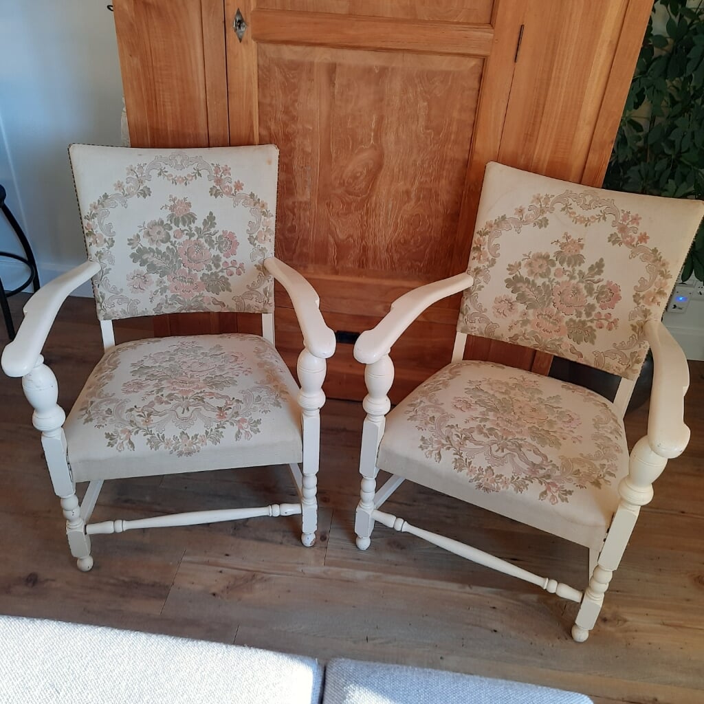 Twee brocante stoelen