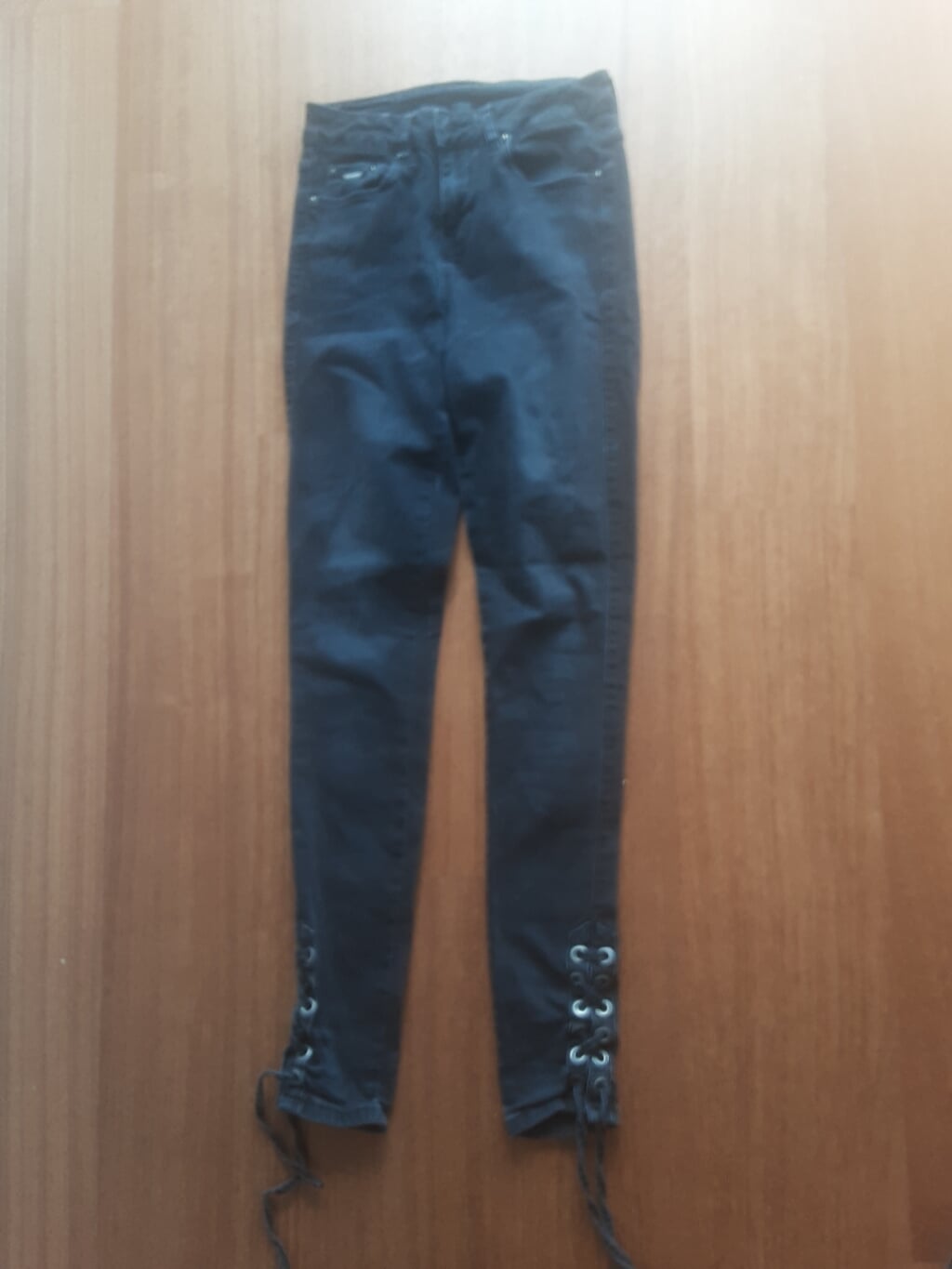 50% korting ZWARTE SPIJKERBROEK W 26 L 30 € 6,00