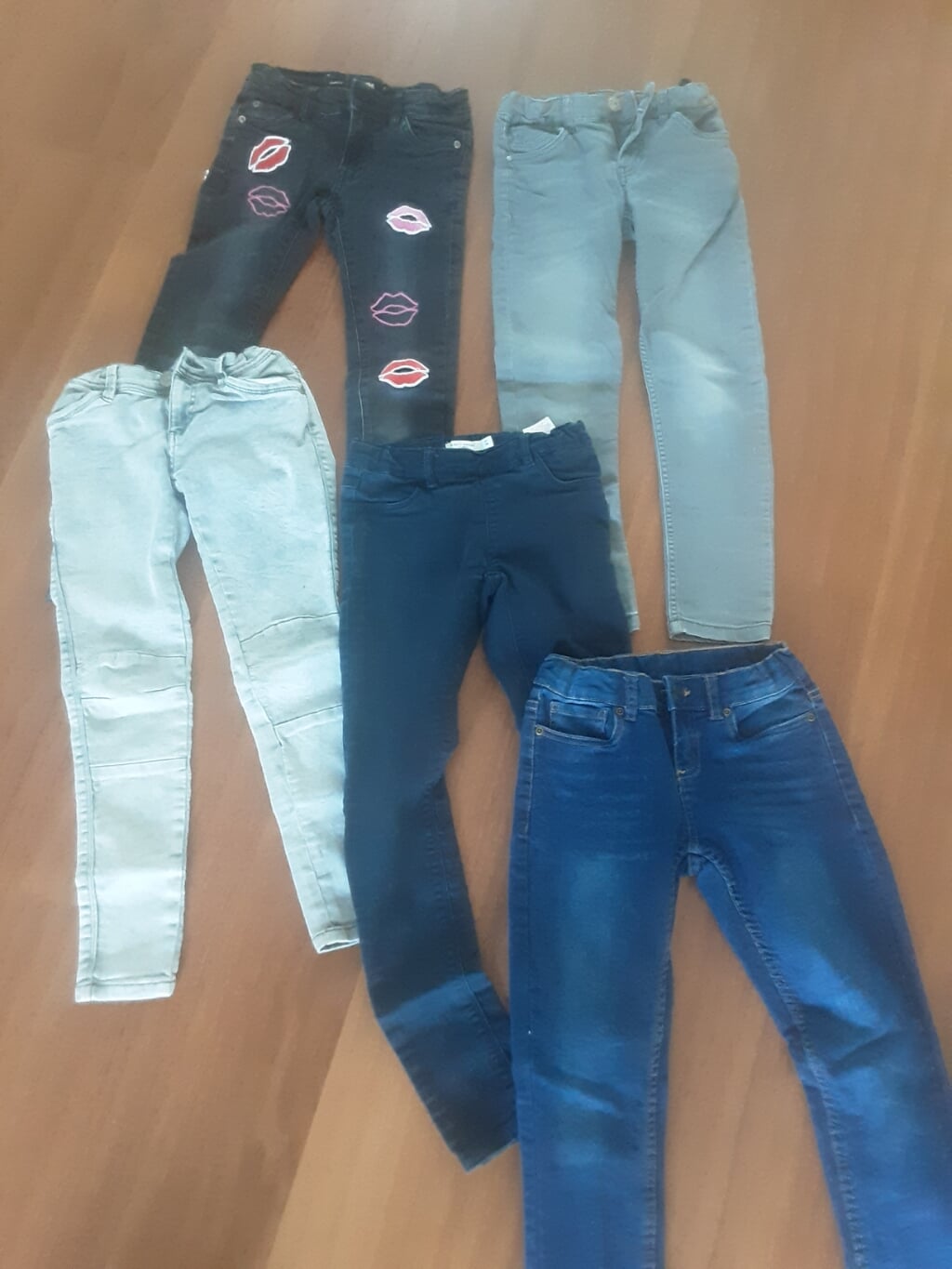 50% korting Div, spijkerbroeken mt 134 en 140 meisjes € 4,00