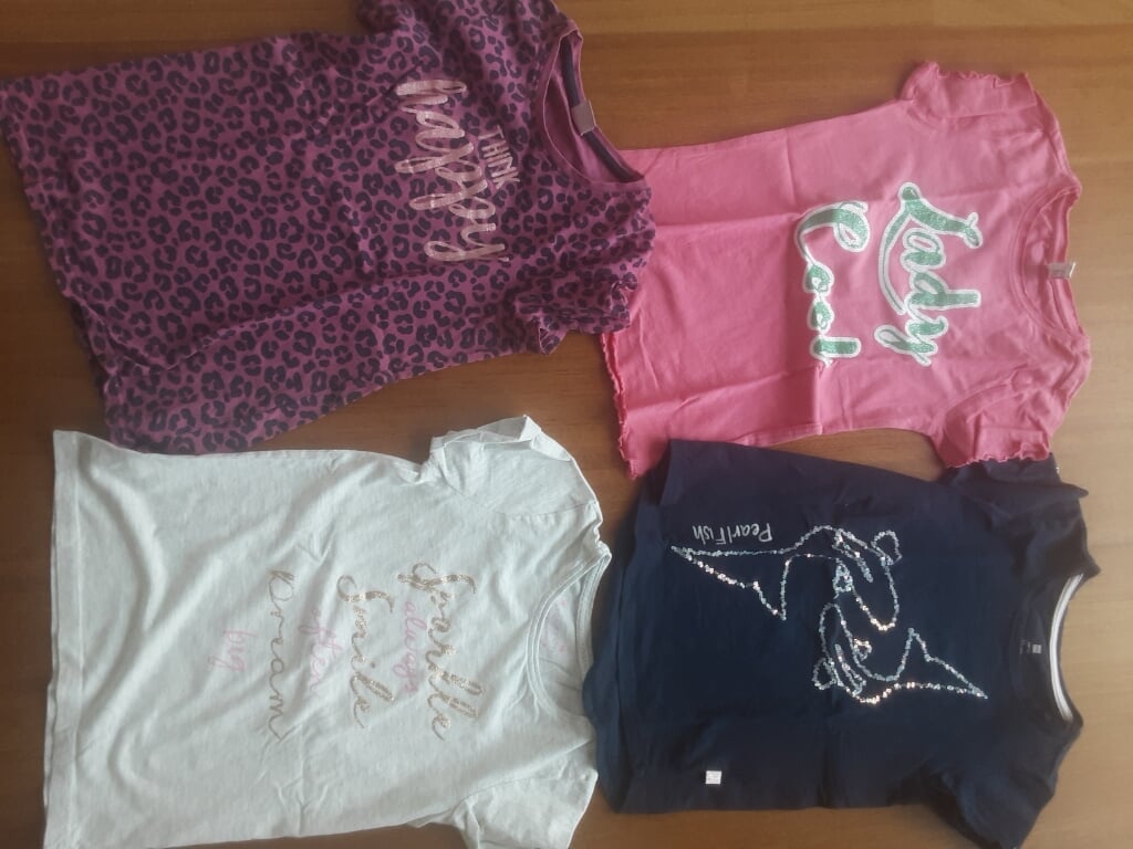 50% korting 4 leuke meisjes shirts mt 134/140 € 1,00 p.st