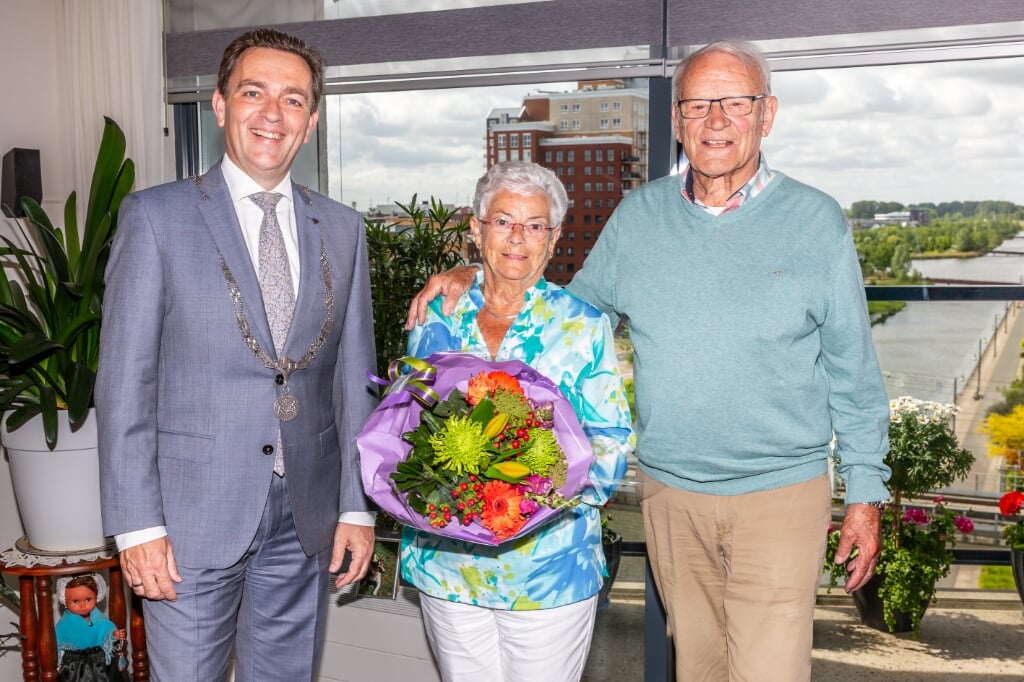 Burgemeester Bezuijen heeft een bezoek gebracht aan het 60-jarige bruidspaar Baak-Konijnendijk.
