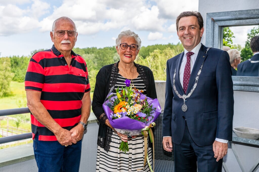 Burgemeester Bezuijen heeft een bezoek gebracht aan het 60-jarige bruidspaar Pen-Van der Hak uit Rokkeveen.