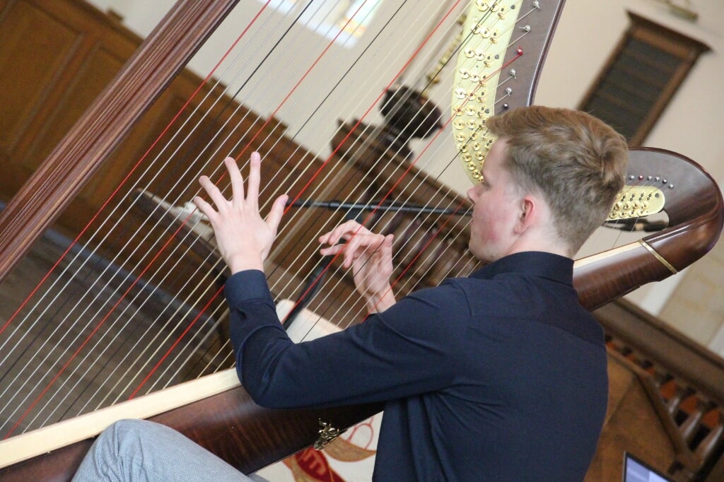 Joost Willemze liep als jonge jongen toevallig tegen ‘de harp’ aan en vervolgens werden zijn vingers het steeds meer eens met de snaren…