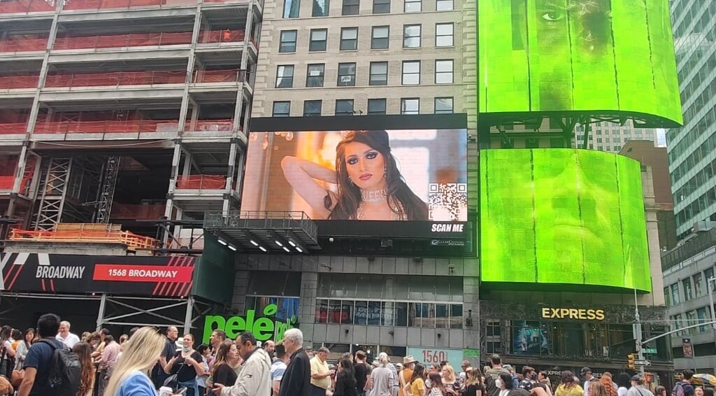 Miisz Gracie was een dag te zien op een metershoog billboard op Time Square.