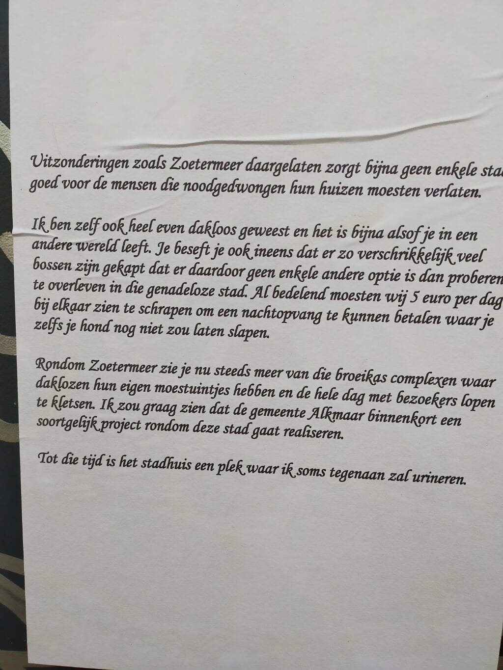 Enkele weken geleden was ik in Alkmaar. Tijdens een wandeling terug naar het hotel trof ik bijgaande, op een muur geplakte, tekst aan. Foto: M. Krijts