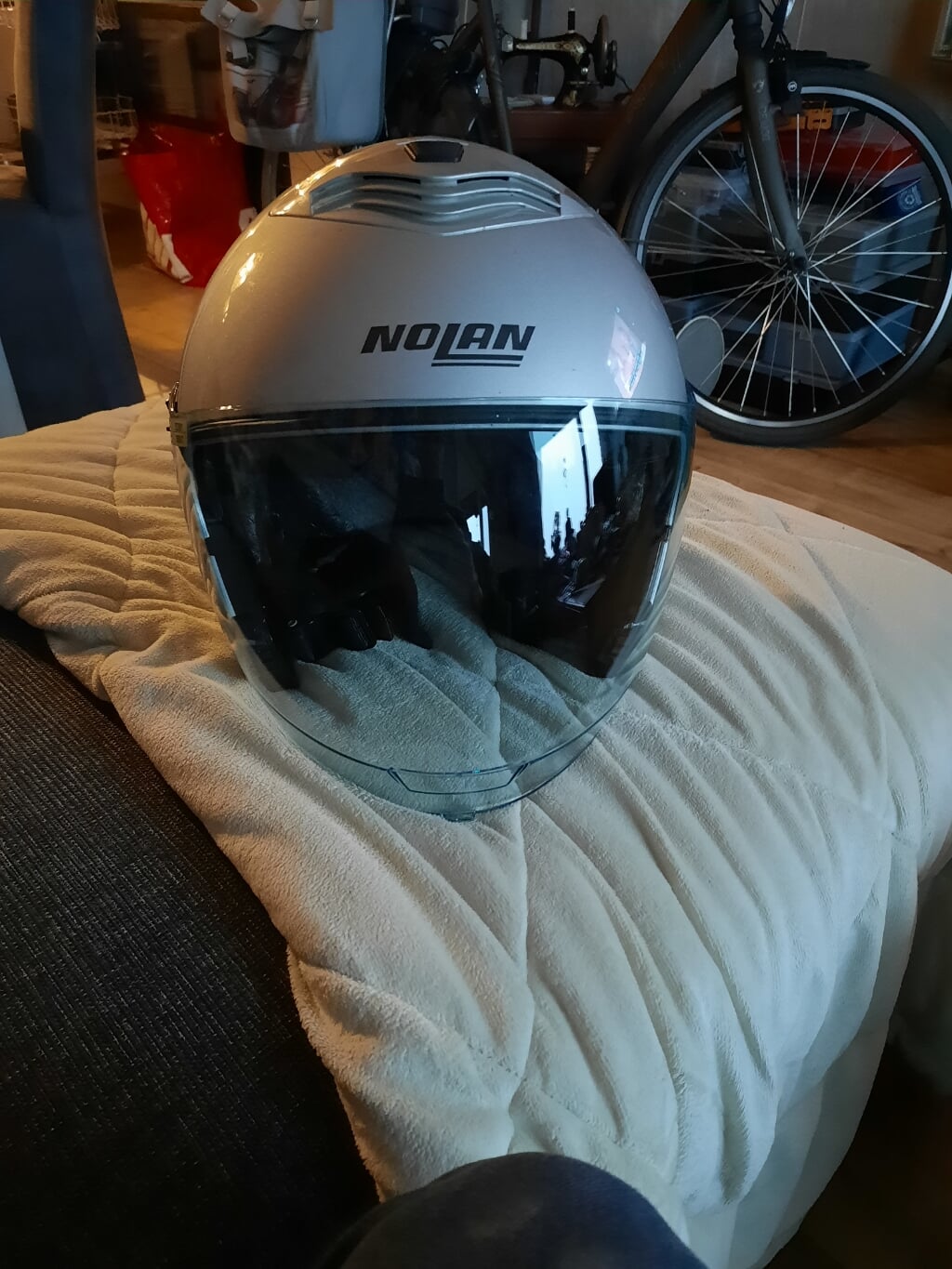 2 motorhelmen Nolan