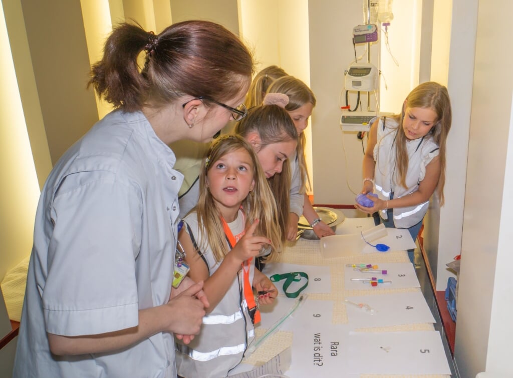 Kinderen van de Piëzo TalentenAcademie bezochten het ziekenhuis. Fotograaf: Jeroen Stahlecker
