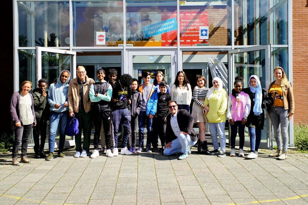 De leerlingen van de Internationale Schakelklas poseert met redacteur Robbert Roos voor het ONC Parkdreef