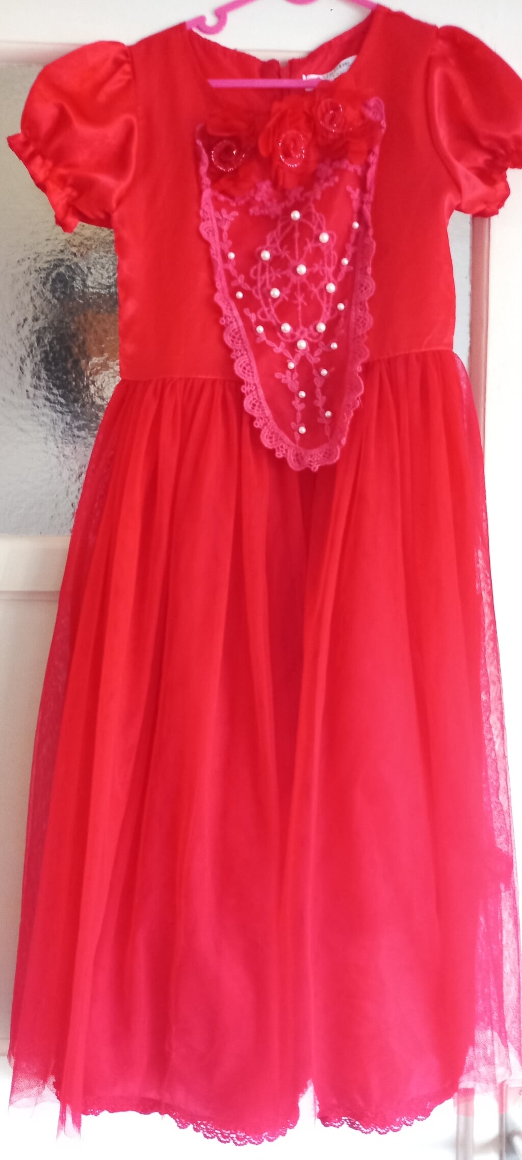 Leuke rode jurk voor een meisje. Zo goed als nieuw