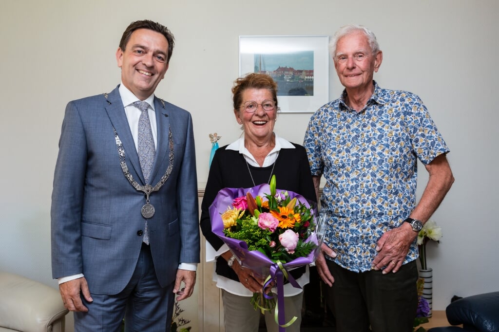 Burgemeester Bezuijen heeft een bezoek gebracht aan het 60-jarige bruidspaar Kettenis-IJsebrands.