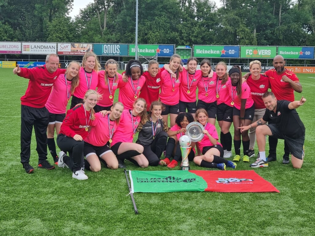 Dso mo15 wint in 3 weken de hoofdklasse. De Nederlandse titel op het NK voetbal en de Europacup in Denemarken.