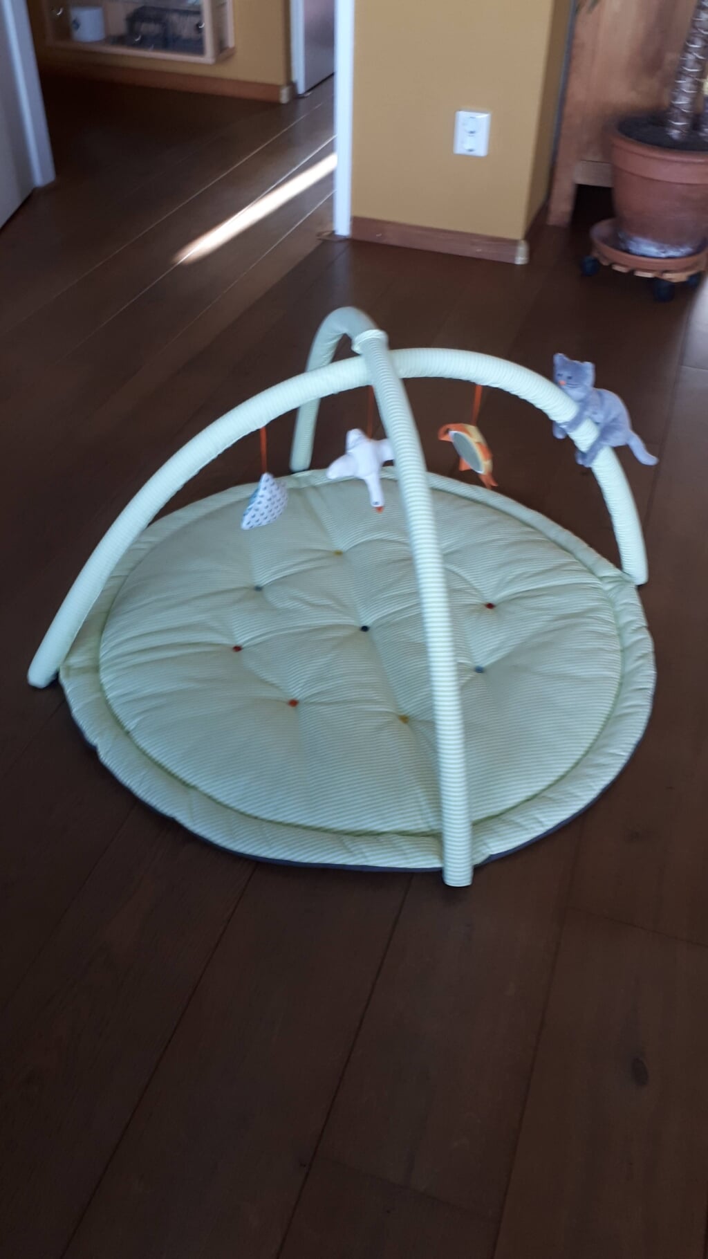 Baby trapeze met kleed eronder .Ikea