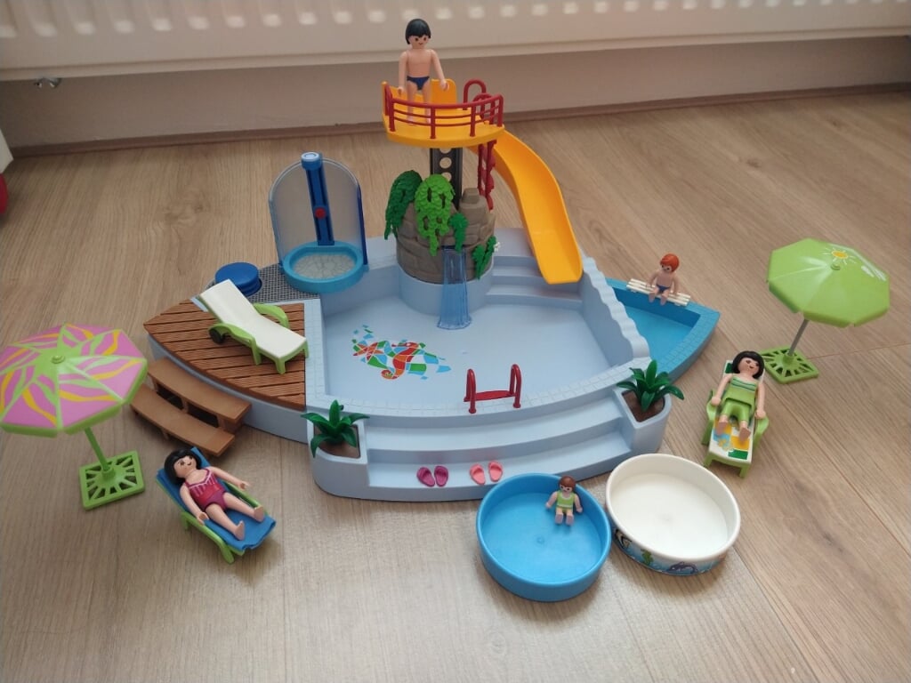 Playmil zwembad (4858) met werkende douche, drie ligbedjes, twee kleine zwembadjes, poppetjes etc.