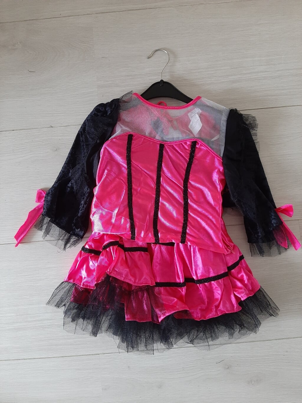 12 Zwart/roze (dans)jurkjes € 6,50 / stuk; € 65,-