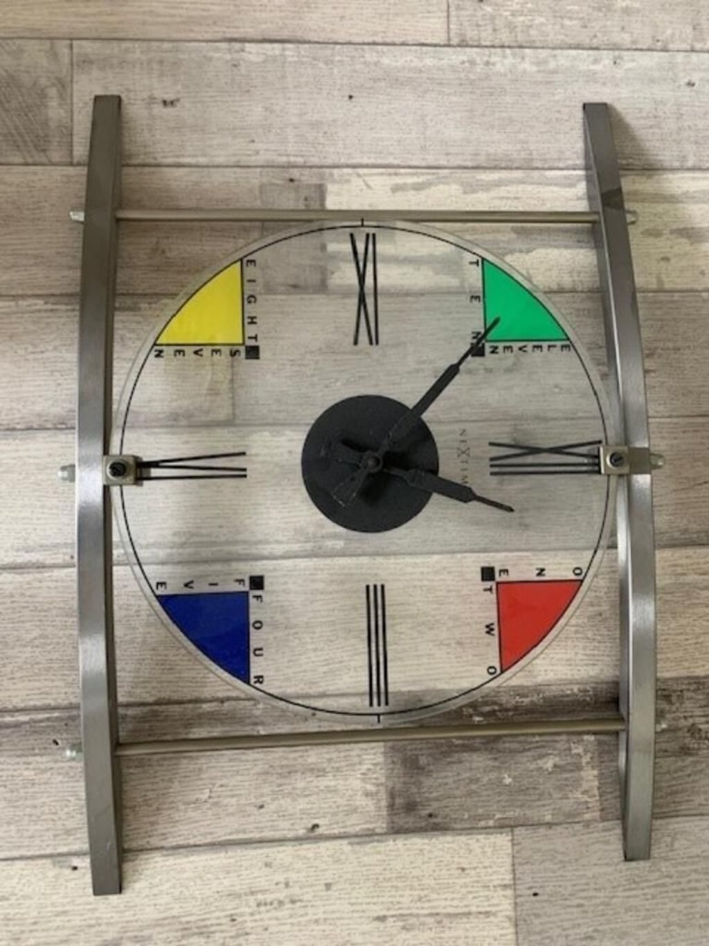 Moderne wandklok van glas en metaal