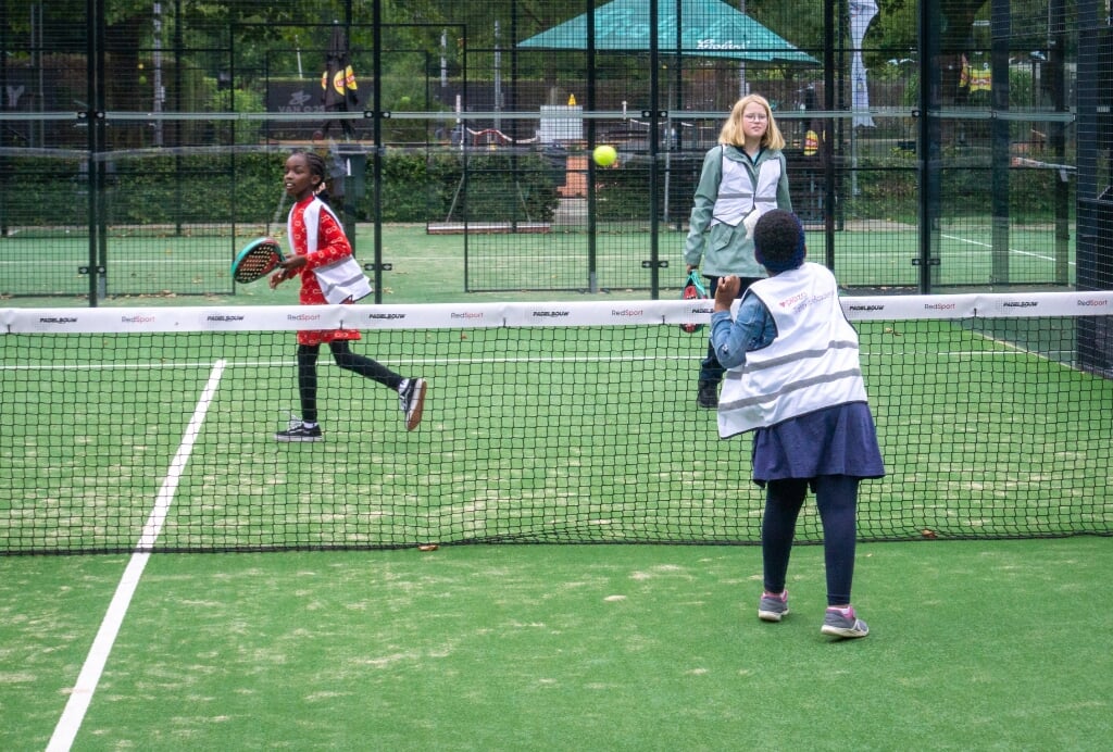 De kinderen van de Piëzo TalentenAcademie Buytenwegh brachten een bezoek aan Tennisvereniging Buytenwegh. 
Fotograaf: Jeroen Stahlecker
