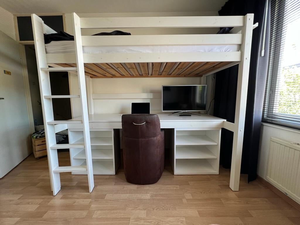 Hoogslaper met heel groot buro