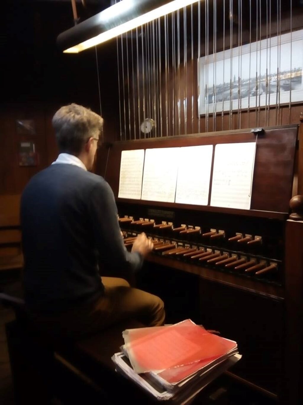 Gijsbert Kok achter het orgel.