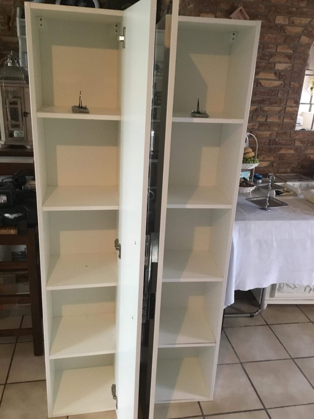 Twee hangende hoogglans badkamer kasten