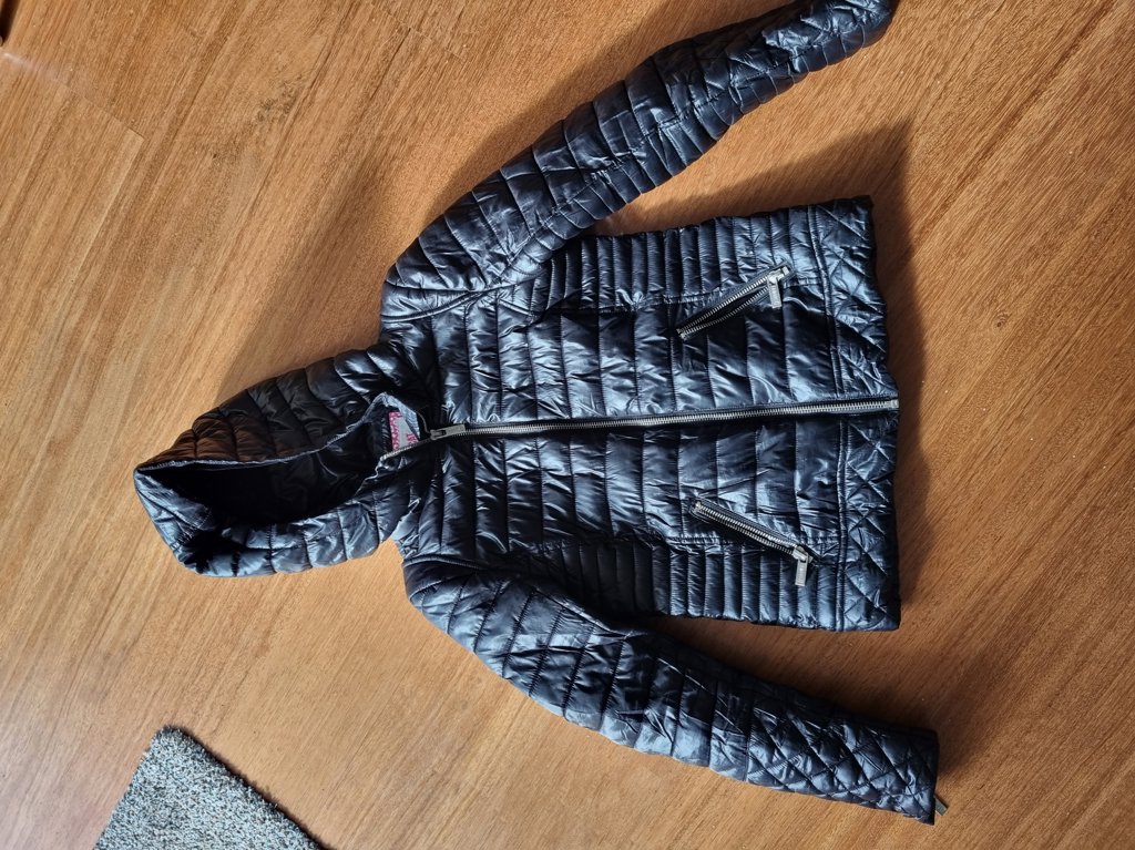 Stoer jasje zwart mt 134/140 € 5,00