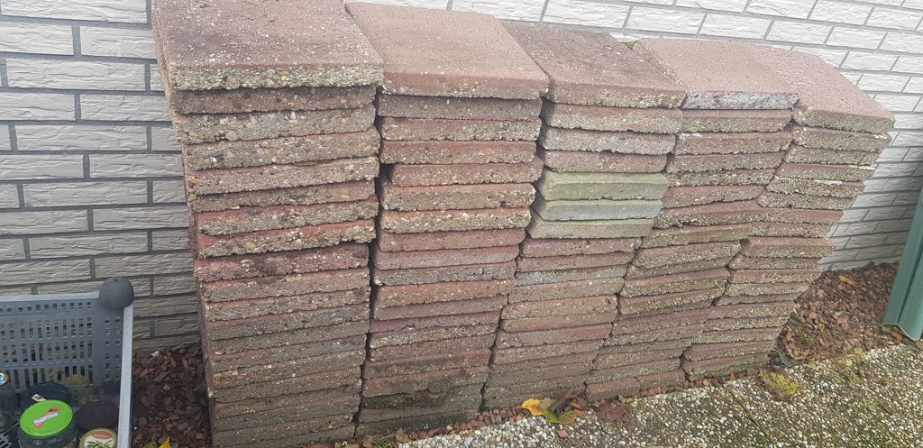 Tuintegels 30 bij 30 cm. 40 Rode en 20 grijze. Gratis op te halen.