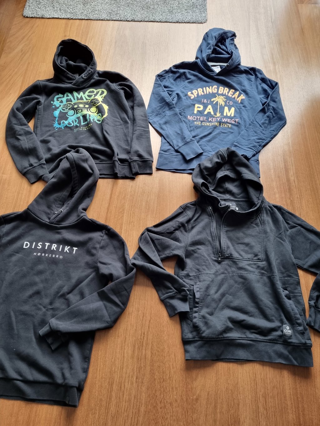 Deze hoodies 170/176 € 4,00 p.st
