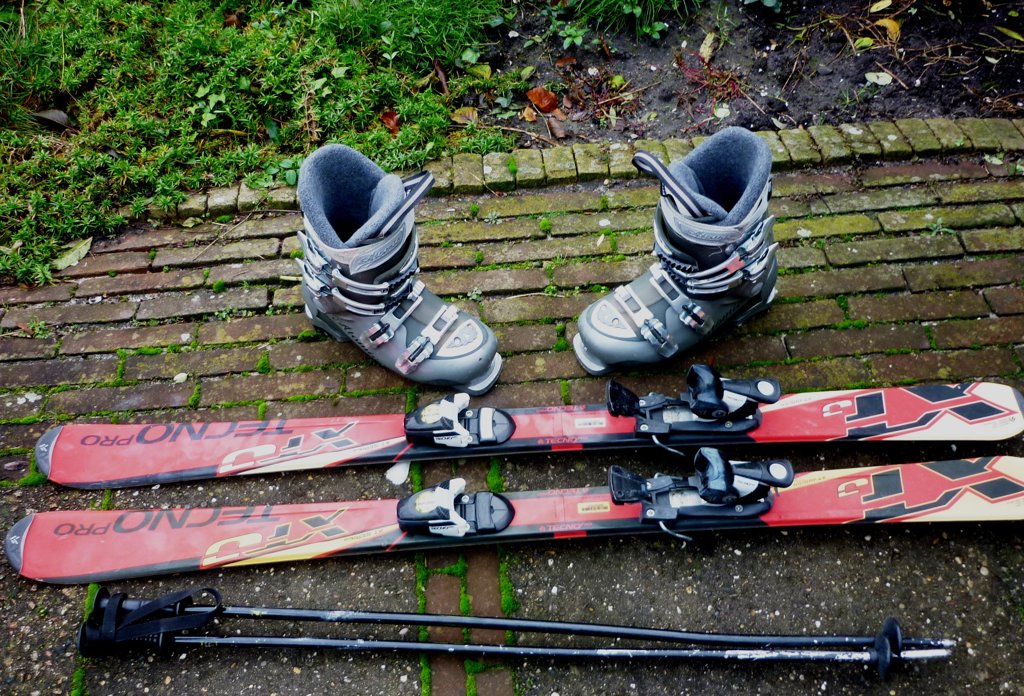 Skiset bestaande uit Atomic skischoenen, carve ski's, stokken.