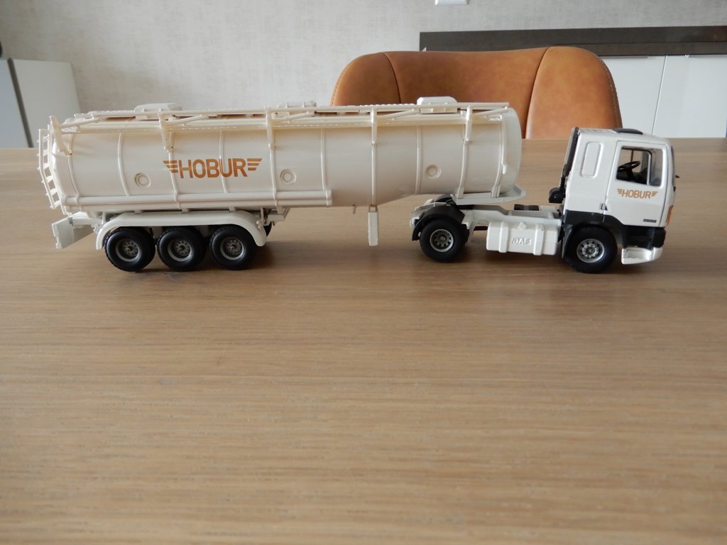 TEKNO DAF 85 met tankoplegger HOBUR uit 1993