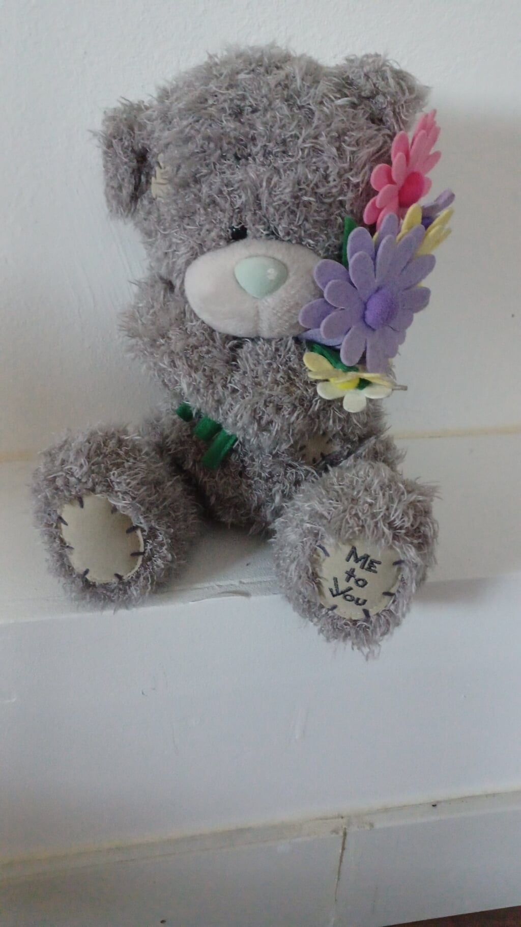 Me to You Beertje met een bosje bloemen.