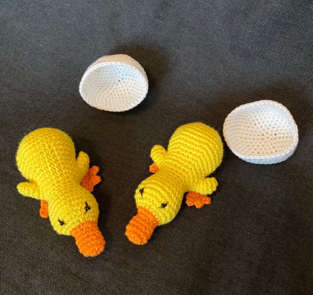 2 nieuw gehaakte kuikentjes voor op de paastafel knuffeltjes (€ 5,00 per stuk)
