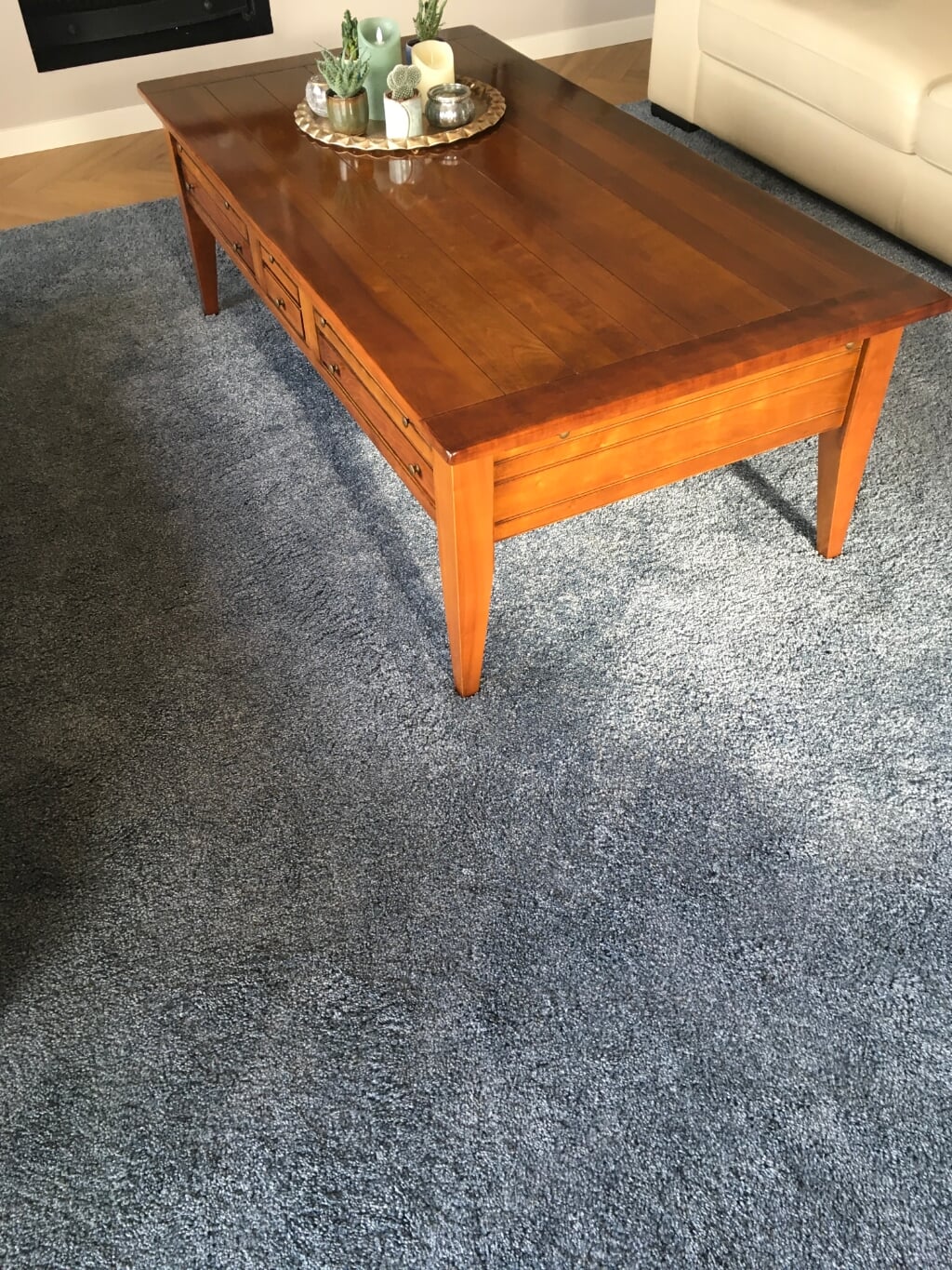 Gratis prachtige salontafel, bijpassende hoektafel en bijzettafel.
