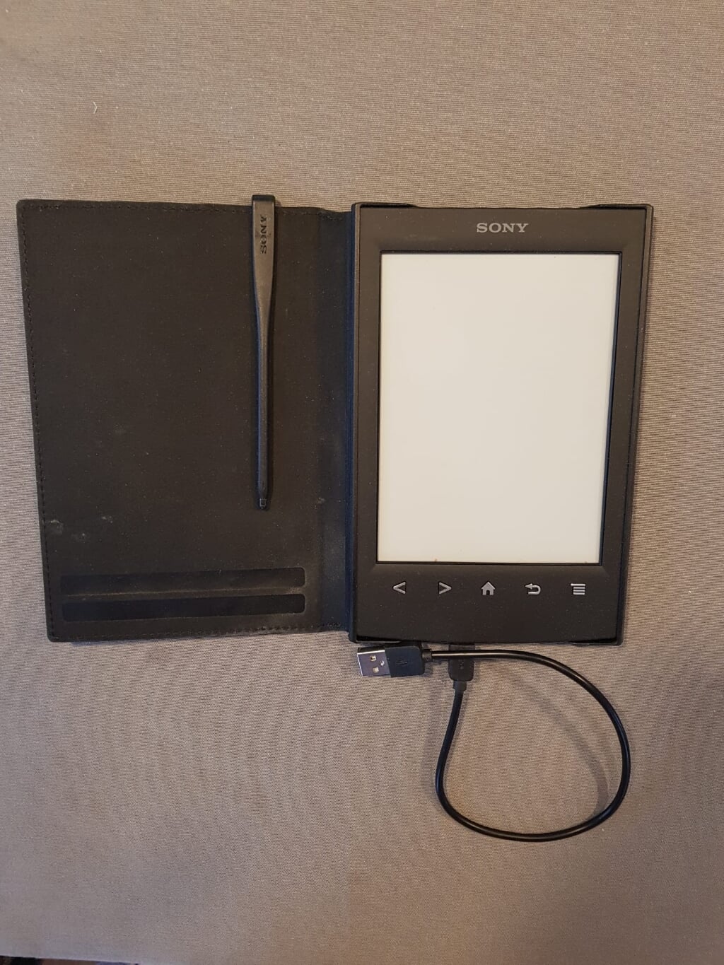 Sony e-reader met bookcase, pen en 134 boeken